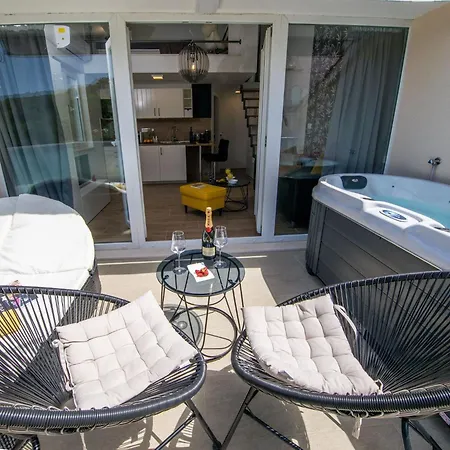 Velvet - With Hot Tub Apartment *