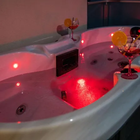 Velvet - With Hot Tub Apartment *