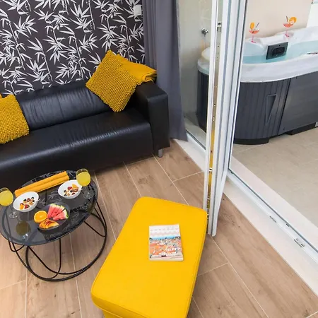 Velvet - With Hot Tub Apartment *