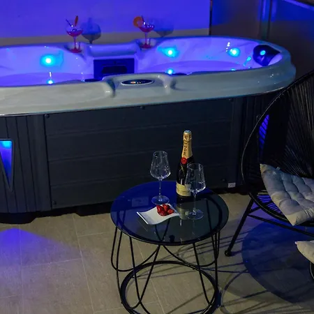 Velvet - With Hot Tub 아파트