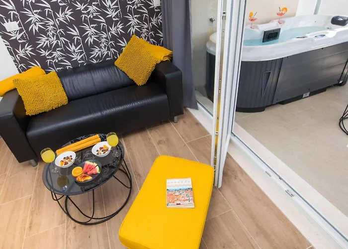 Velvet - With Hot Tub Apartment *