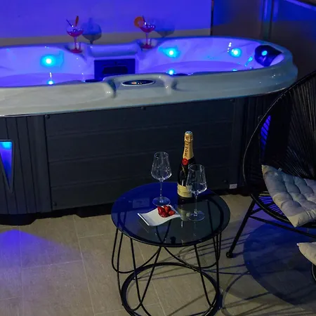 Velvet - With Hot Tub Lejlighed